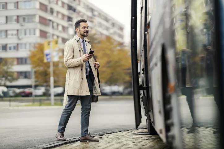 MYE TID I LUKKEDE ROM OG KOLLEKTIVTRANSPORT